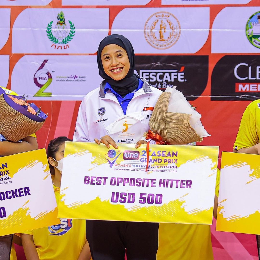 Megawati Hangestri, Pemain voli putri Surabaya Bank Jatim di Livoli 2022 Divisi Utama. Potretnya saat mendapatkan penghargaan individu kategori best opposite hitter dalam turnamen ASEAN GRAND PRIX 2022.
