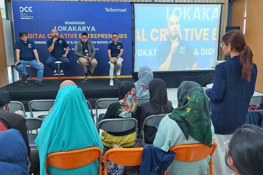 Melanjutkan rangkaian pelaksanaan program Digital Creative Entrepreneurs (DCE), Telkomsel menggelar Lokakarya Roadshow DCE 2.0 di Kota Bandung.