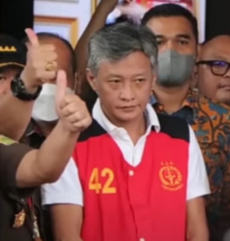 Brigjen Pol Hendra Kurniawan saat dipamerkan oleh pihak Kejaksaan kepada wartawan