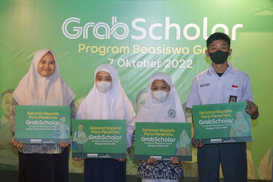 GrabScholar merupakan Program Beasiswa Grab 2022 bagi anak para mitra dan masyarakat umum dari jenjang SD, SMP, SMA/SMK, dan Universitas di Indonesia.