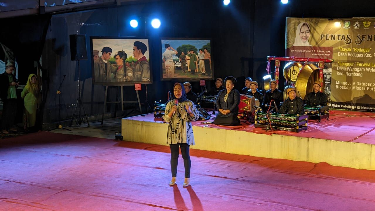 Bupati Purbalingga Dyah Hayuning Pratiwi saat penutupan pameran lukisan Jendral Besar Soedirman di Bioskop Misbar