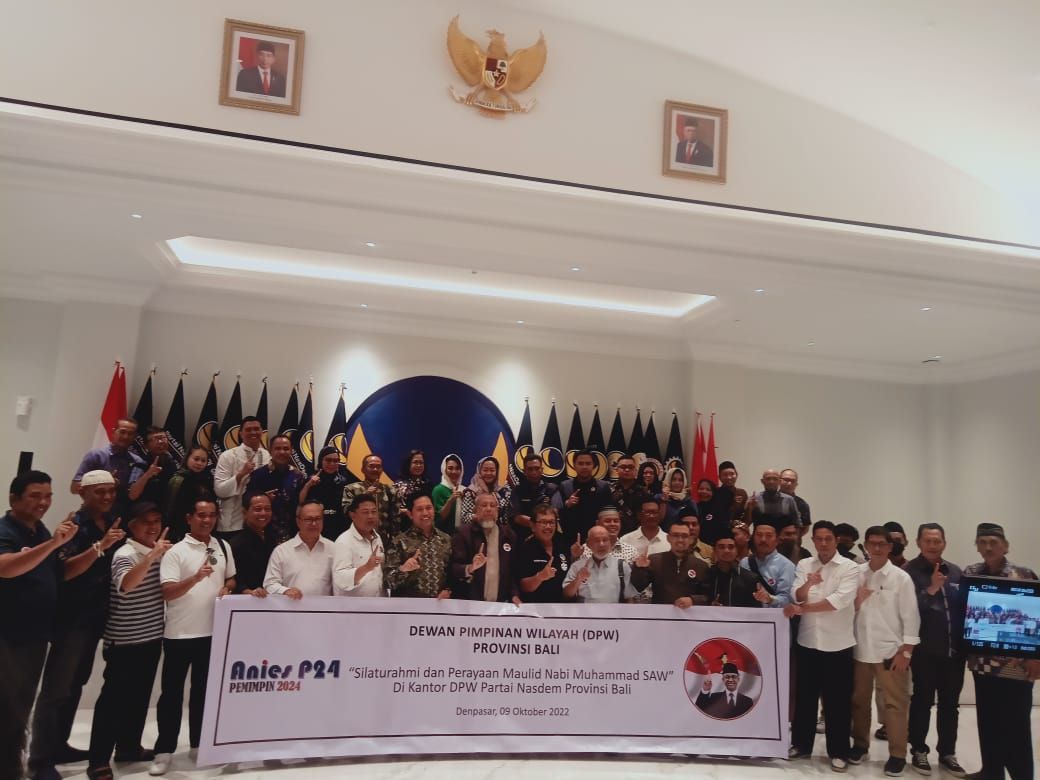 Pengurus Partai NasDem Bali bersama tamu undangan dan tim Relawan Pemenangan Capres Anis Baswedan usai menghadiri peringatan Maulid Nabi di Ball Room Gedung NasDem Bali, Minggu 9 Oktober 2022.