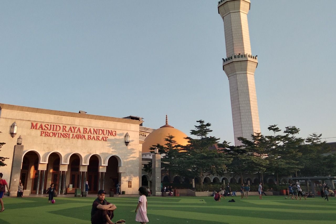 Potret Alun-alun Kota Bandung dan Masjid Raya Bandung saat sore hari.*