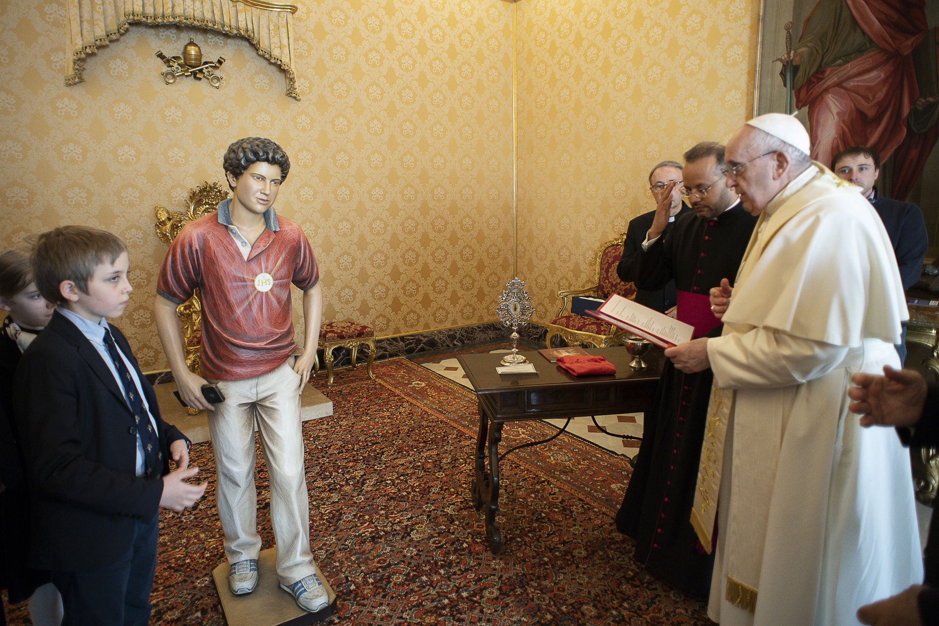 Paus Fransiskus saat memberkati patung Beato Carlo Acutis pada 18 Maret 2021 lalu. Ia adalah milenial pertama yang dibeatifikasi Gereja Katolik pada 10 Oktober 2022, hari ini Pelindung IT itu dirayakan ulang tahun beatifikasinya.