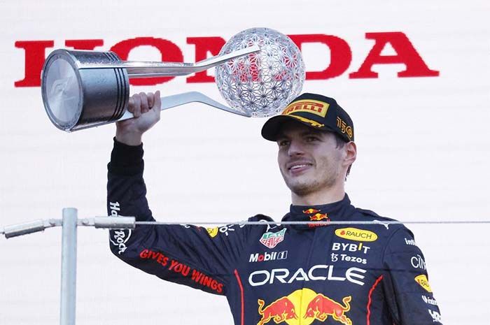 Pembalap Red Bull Max Verstappen merayakan kemenangan dan juara dunia formula 1 tahun 2022