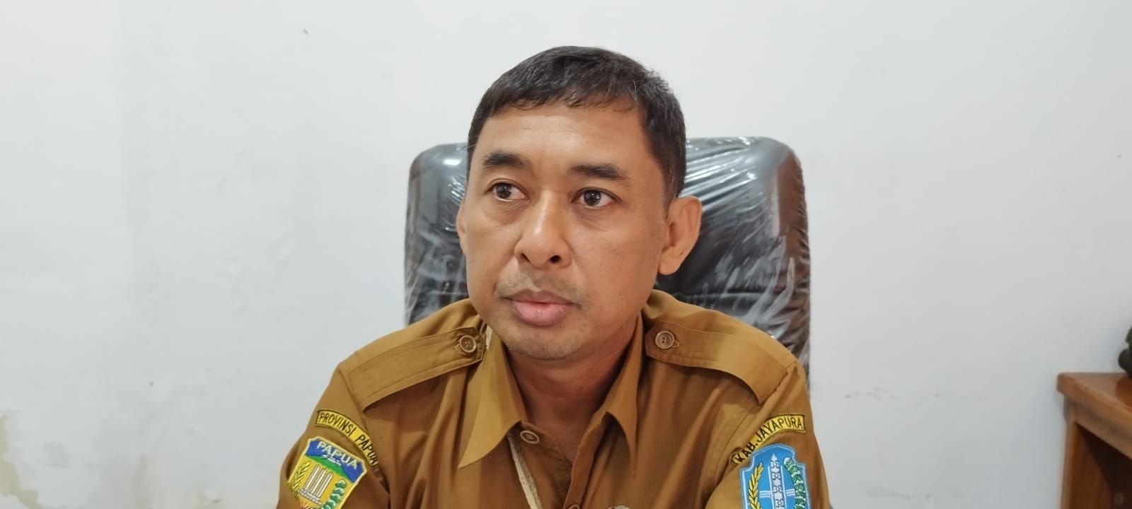 Kepala Dinas Koperasi dan UMKM Kabupaten Jayapura Hariyanto, S.E., saat diwawancara.