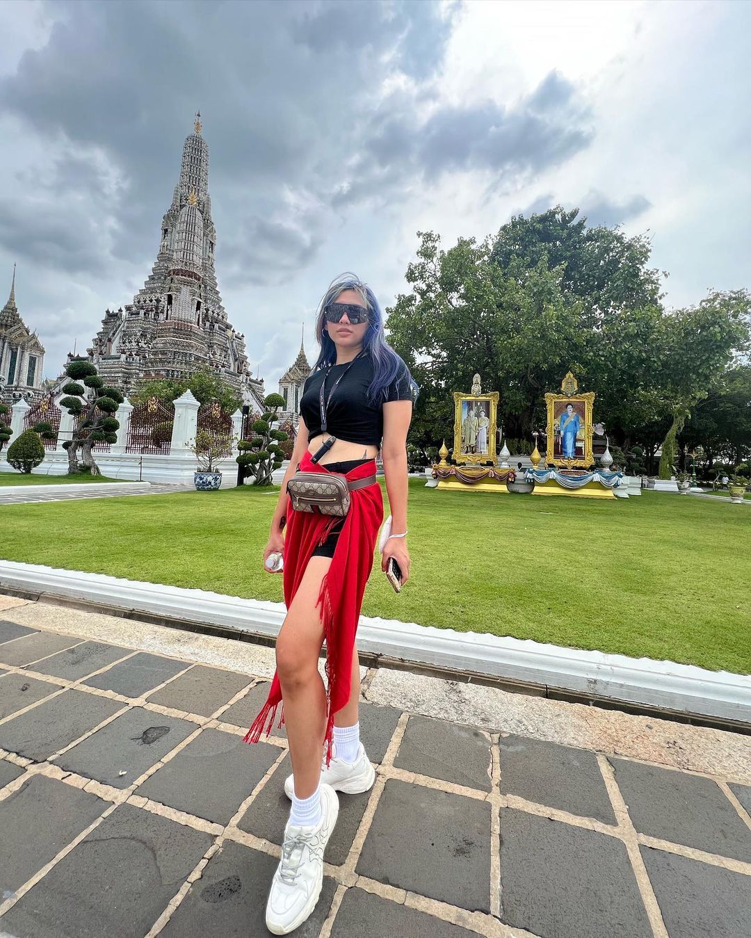 Yolla Yuliana Sedang Berlibur di Wat Arun, Bangkok