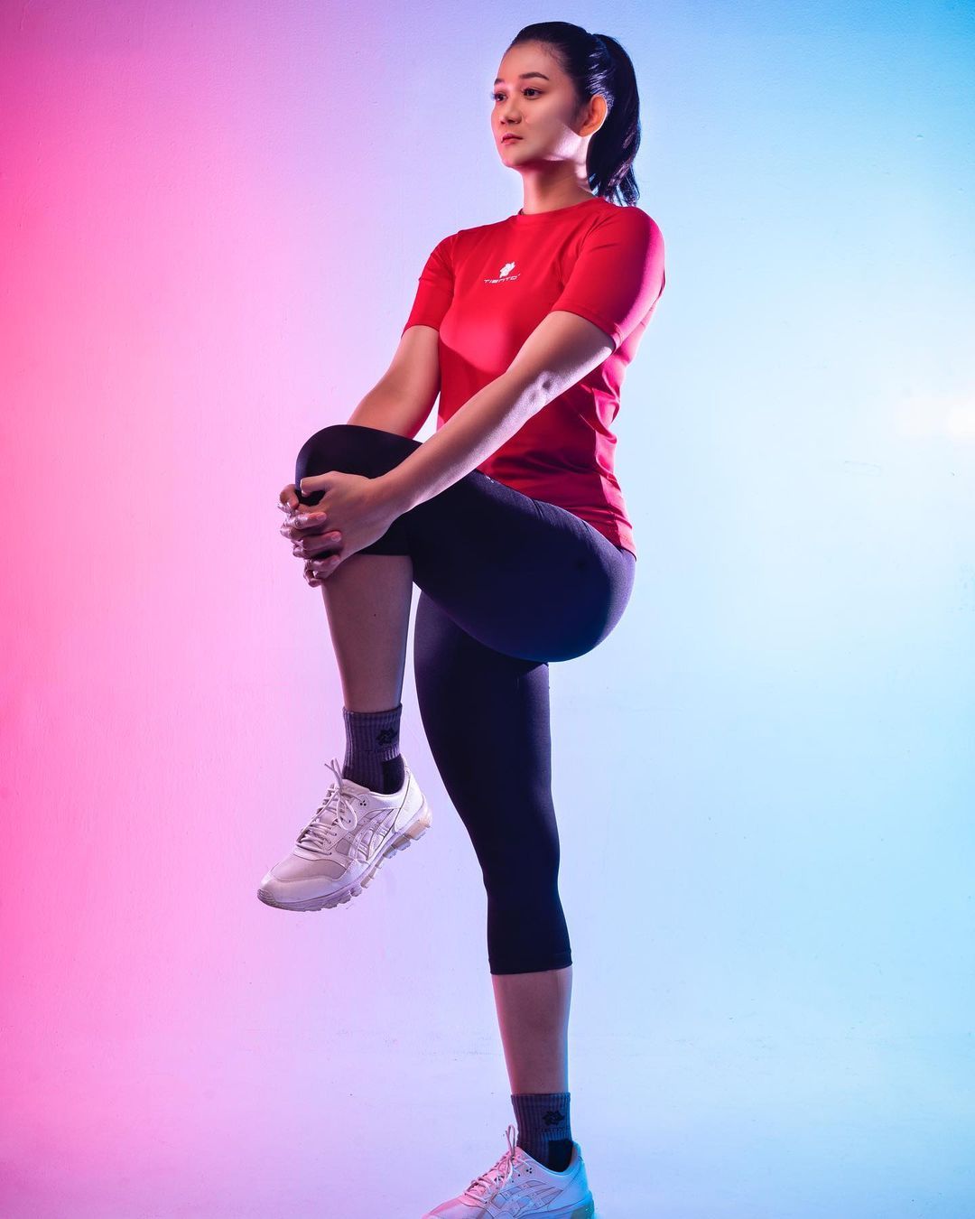 Maya Kurnia Indri Sari bukan hanya dikenal sebagai atlet voli, ia juga berprofesi sebagai karyawan bank.