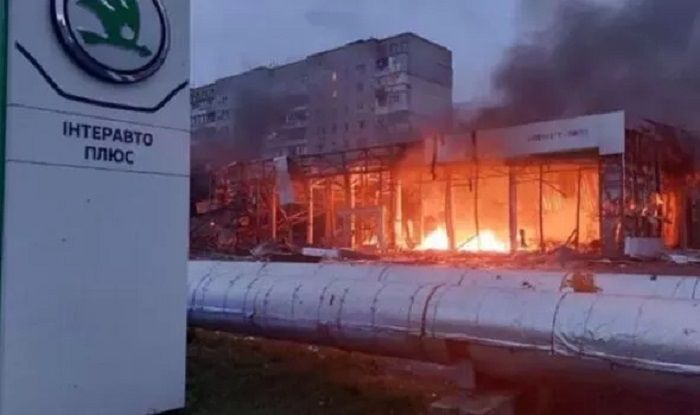 Roket Rusia menghujani dealer mobil di Zaporizhzhia, Ukraina.*  