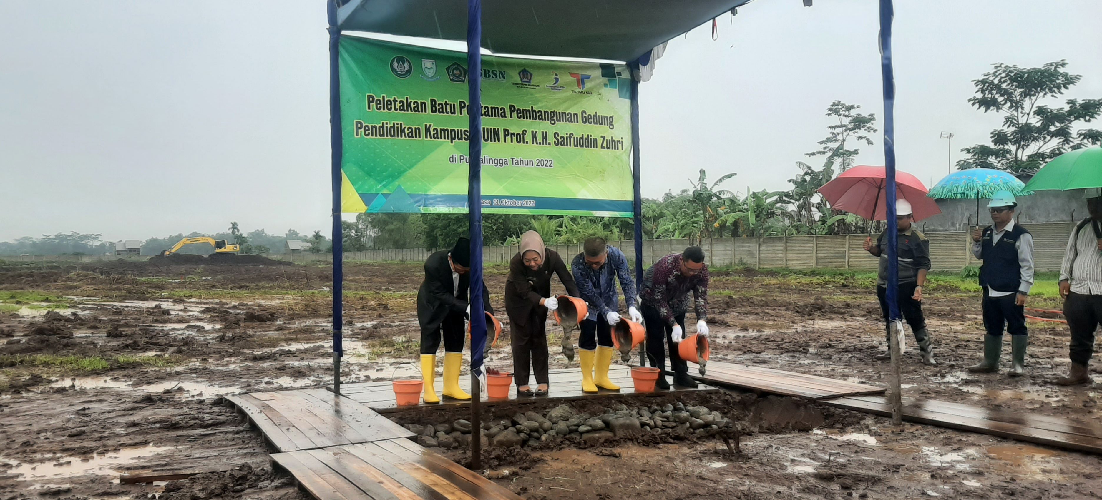 Bupati Purbalingga Dyah Hayuning Pratiwi (Tiwi) bersama Rektor UIN SaiZu Mohammad Roqib meletakkan batu pertama tanda mulainya pembangunan kampus UIN SaiZu Purbalingga, Selasa 11 Oktober 2022.