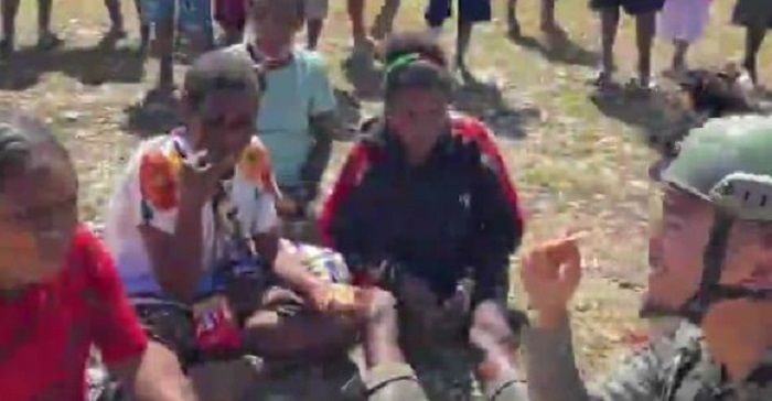 Personel Polri berdialog dengan warga Papua 