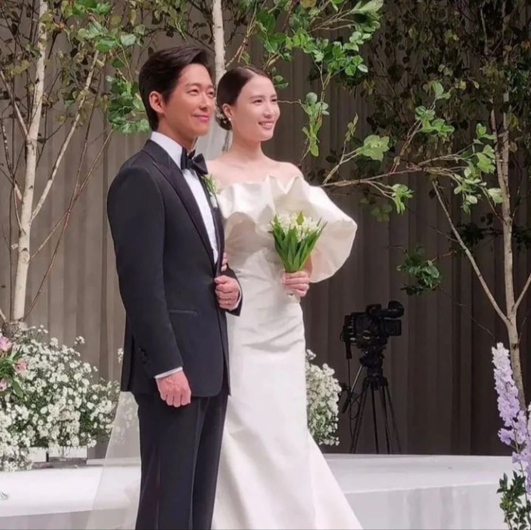 Jin Ah Reum Bagikan Foto-foto Indah dari Pernikahannya Bersama Namgoong Min, Manis dan Romantis!