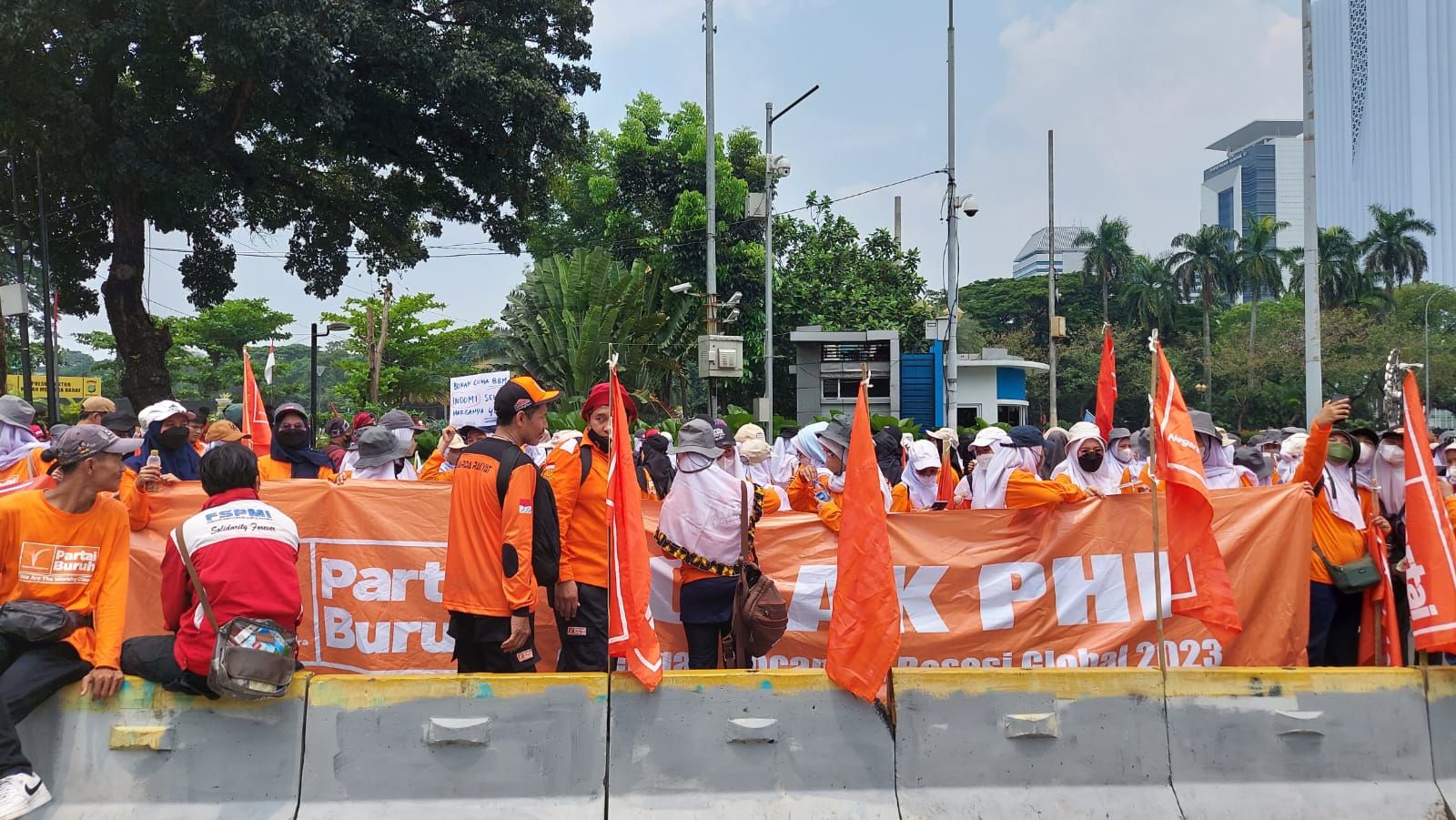 Buruh melakukan unjuk rasa di sekitar Parung Kuda Jakarta Pusat, Rabu, 12 Oktober 2022.