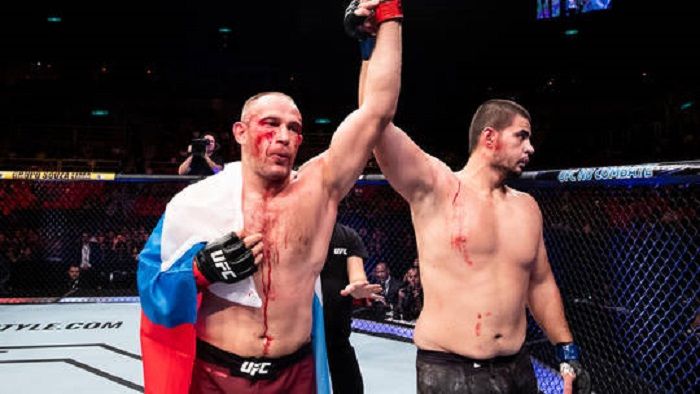 Petarung UFC asal Rusia, Alexey Oleinik Oleinik mendapatkan status ikonik karena kecakapan grapplingnya.*  