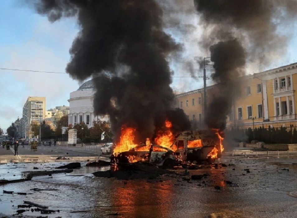 Sebuah mobil terbakar di Kiev setelah serangan rudal Rusia.*