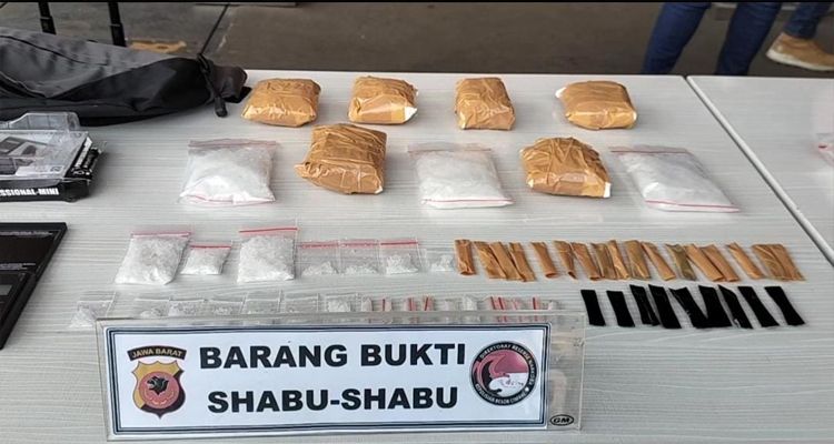 Rilis kasus penangkapan warga Lembang Bandung Barat yang memiliki narkoba jenis sabu-sabu pada Rabu, 12 Oktober 2022.
