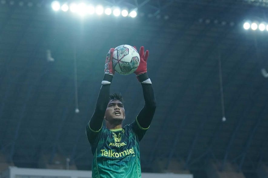 Kiper Persib Bandung, Fitrul Dwi Rustapa saat mengikuti sesi latihan bersama 
