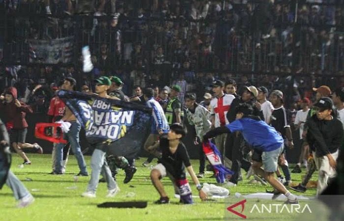 Tragedi Kanjuruhan saat laga Arema FC melawan Persebaya Surabaya di BRI Liga 1 2022-2023 yang menelan  132 korban jiwa.