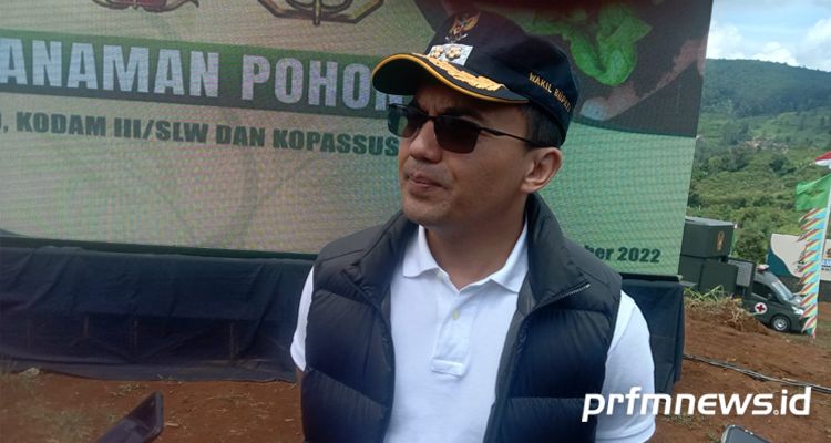 Wakil Bupati Bandung Sahrul Gunawan dampingi Pangkostrad tanam pohon di Ciwidey Kabupaten Bandung, Rabu 12 Oktober 2022.