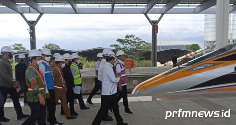 Presiden Joko Widodo saat meninjau stasiun kereta cepat Jakarta - Bandung di Tegalluar, Kabupaten Bandung, Kamis, 13 Oktober 2022.