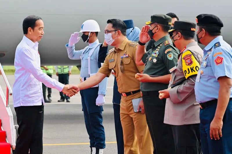 Presiden Jokowi tiba di Pangkalan TNI AU Husein Sastranegara, Kota Bandung, Jawa Barat, Kamis 13 Oktober 2022