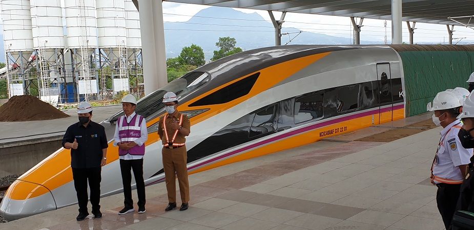 Presiden RI Joko Widodo memantau pembangunan program Kereta Cepat Jakarta-Bandung (KCJB).