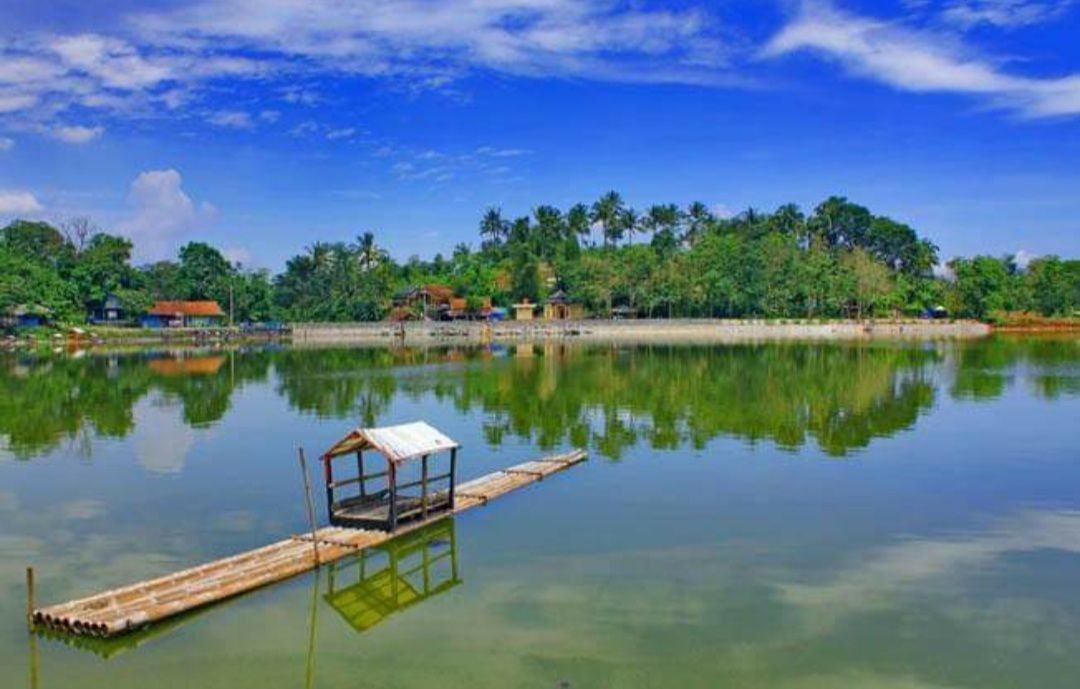 Panorama langit dan air yang membiru di obyek wisata Situ Gede, Kota Tasikmalaya.