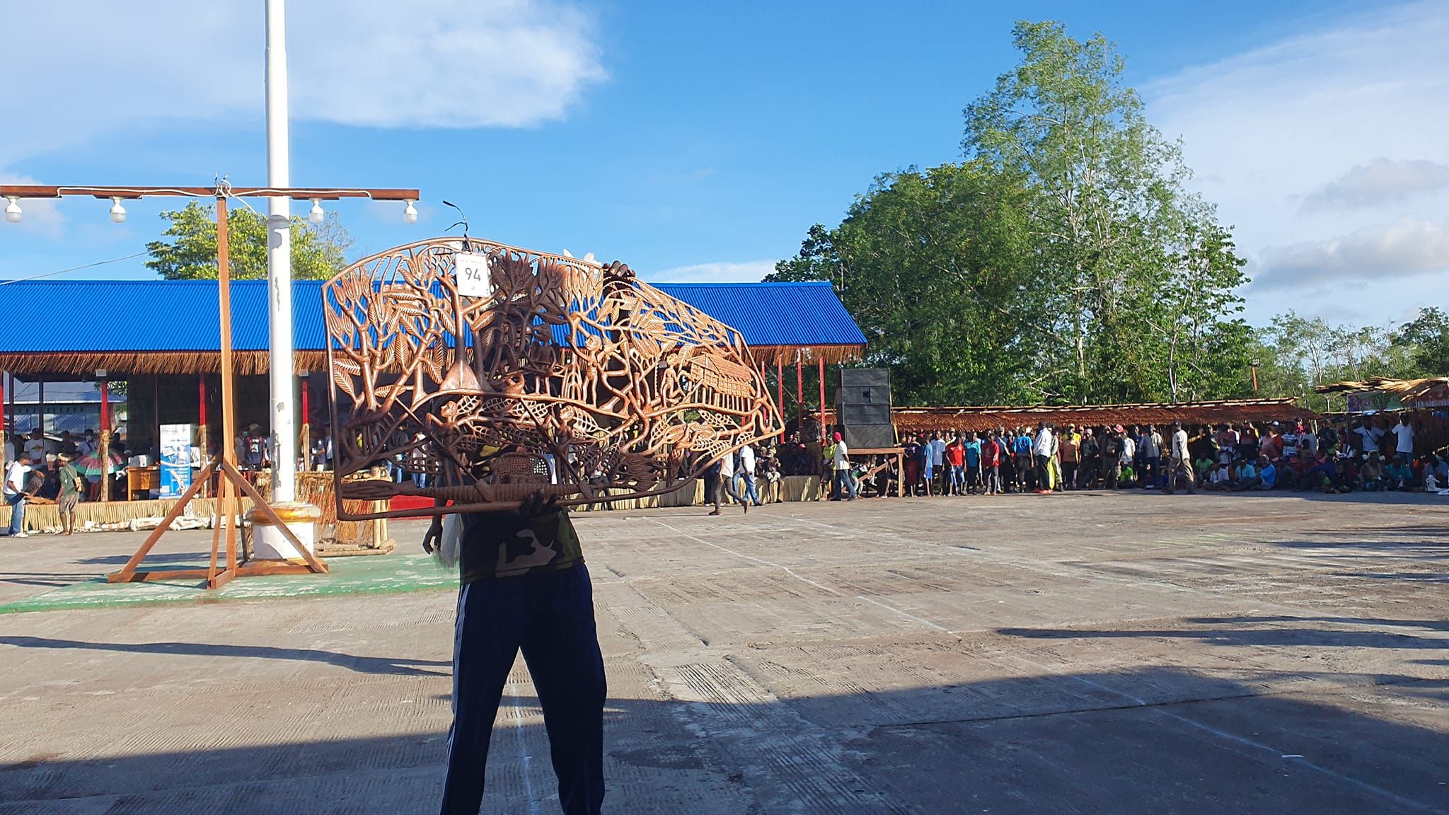 Seorang Pengukir saat memegang ukirannya yang dilelang hingga mencapai puluhan juta di Lokasi Festival Asmat 2022.