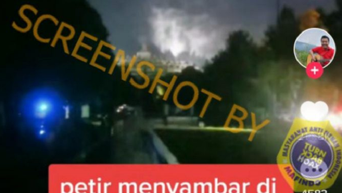 Konten hoaks yang menyebut Candi Borobudur tersambar petir