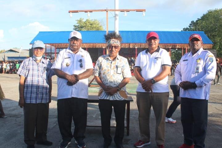 Kepala Kantor Wilayah Kementerian Hukum dan HAM (Kakanwil Kemenkumham) Provinsi Papua, Anthonius Ayorbaba, (tengah) saat foto bersama Bupati Asmat bersama para muspida setempat.
