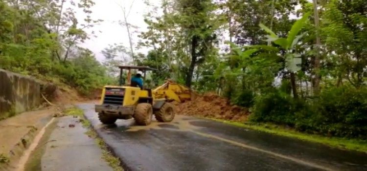 Upaya menyingkirkan material tanah longsor di Pacitan