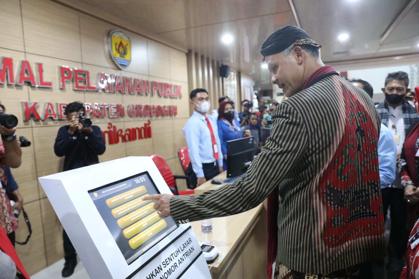 Gubernur Jawa Tengah Ganjar Pranowo resmikan mal pelayanan publik