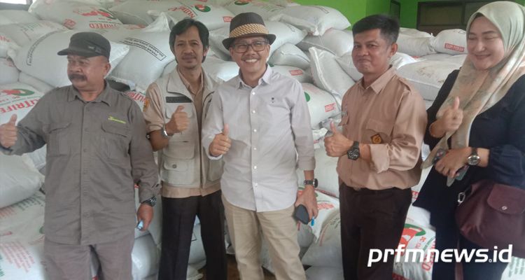 Dinas Pertanian Kabupaten Bandung bagikan pakan ternak gratis bagi peternak sapi di Desa Gambung, Kecamatan Pasir Jambu, Jumat 14 Oktober 2022.