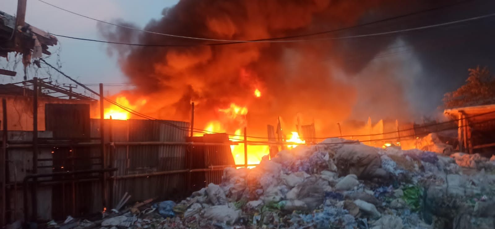 Kebakaran pabrik plastik di Cigondewah Hilir Kecamatan Margaasih Kabupaten Bandung sore hari ini Jumat, 14 Oktober 2022.