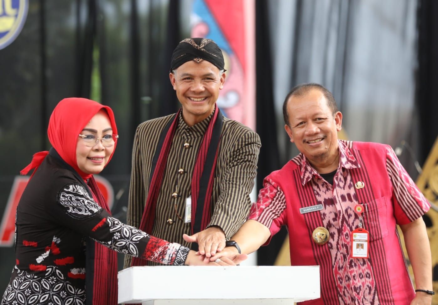 Gubernur Jawa Tengah Ganjar Pranowo resmikan mal pelayanan publik.