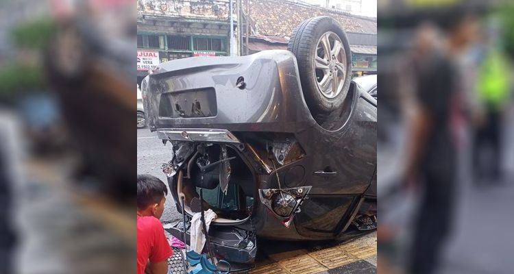 Sebuah mobil kecelakaan hingga terbalik di dekat Simpang Lima, Jalan A. Yani Kota Bandung depan Toko Peci M. Iming, Sabtu, 15 Oktober 2022 sore.