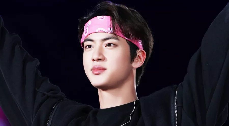 Jin BTS mencoba peruntungan sebagai penyanyi solo.*  