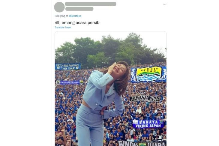 HOAKS - Beredar sebuah unggahan di Twitter yang menyebut jika  TWICE konser di depan pendukung Persib Bandung, Bobotoh.*