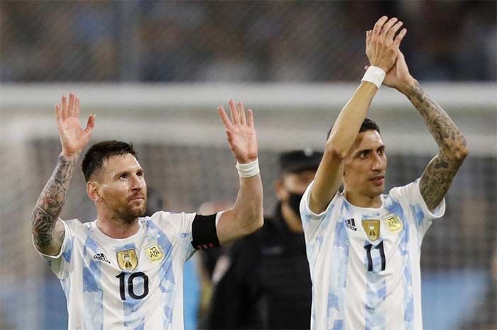 Lionel Messi dan Angel Di Maria dari Argentina memberikan tepuk tangan kepada para penggemar setelah pertandingan.