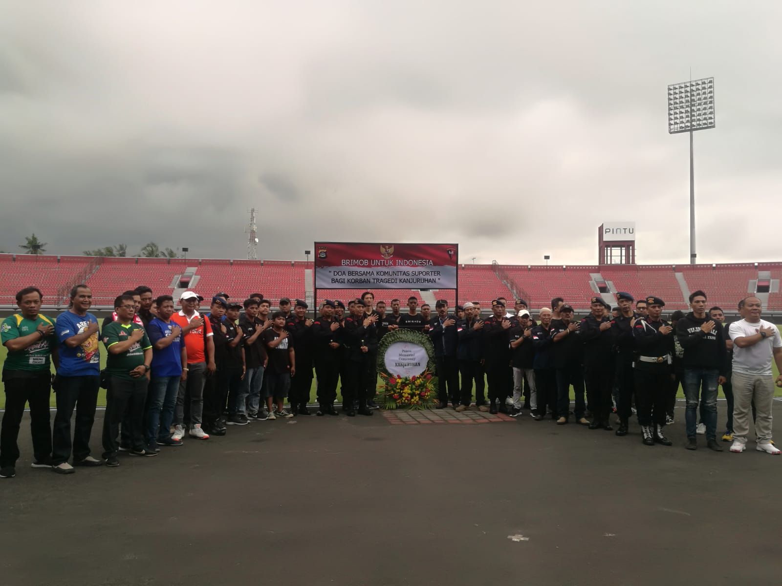 Doa bersama untuk korban Tragedi Kanjuruhan Malang di Stadion Kapten I Wayan Dipta Gianyar , Minggu 16 Oktober 2022.