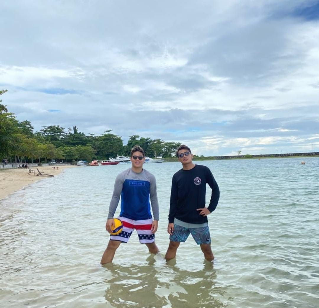 Jasen Natanael dan Marjose (Muhammad Fikri) Sedang Pose Bareng di Pantai
