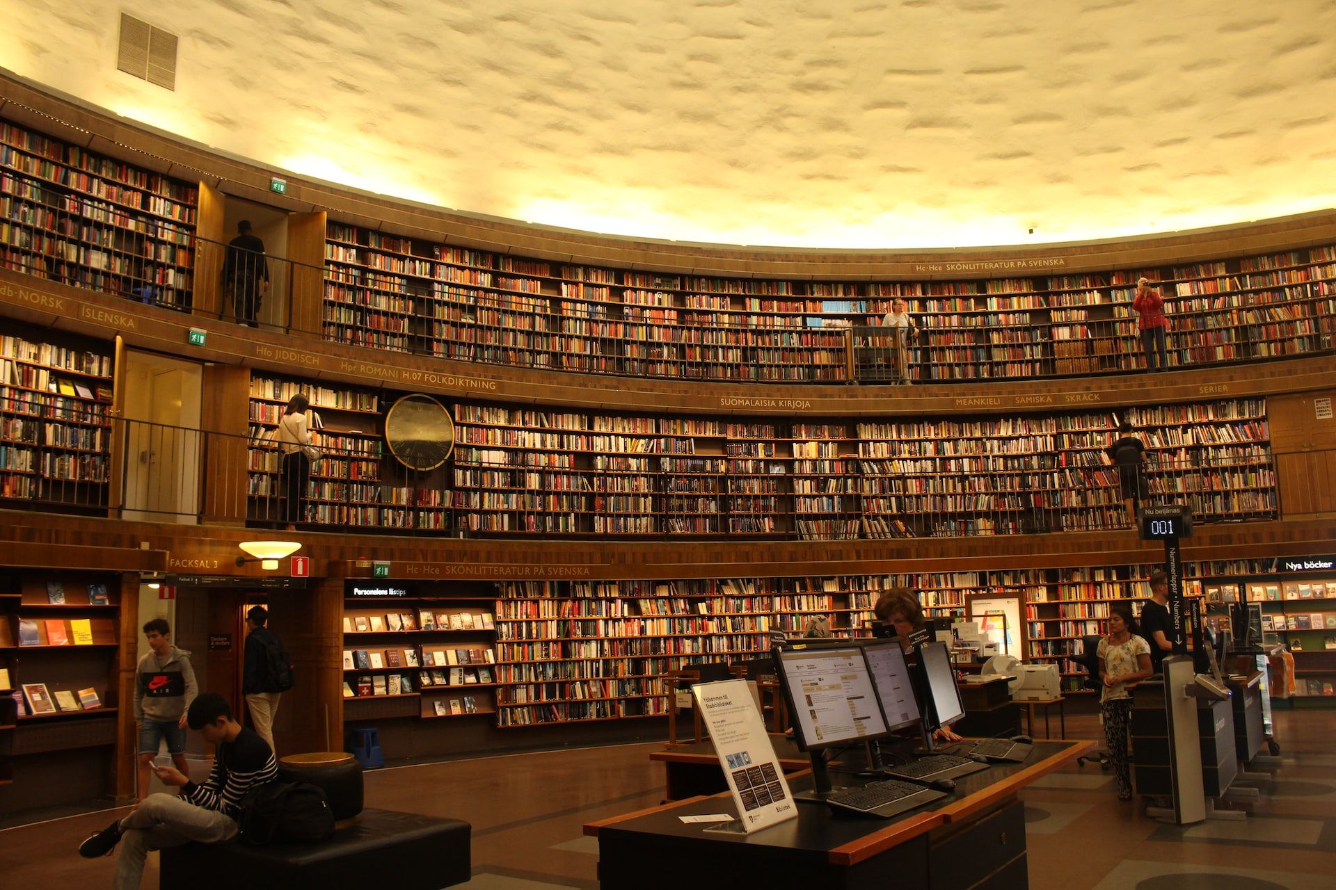 Библиотека и право