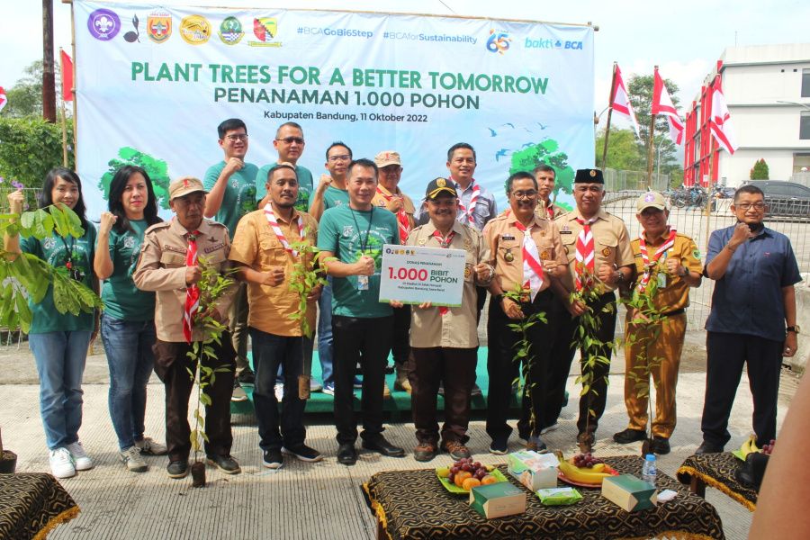 BCA berinisiasi bersama Kwarda Gerakan Pramuka Jawa Barat lakukan program penghijauan menanam 1000 bibit pohon di kawasan sekitar Stadion Si Jalak Harupat, Kutawaringin, Kabupaten Bandung, belum lama ini.