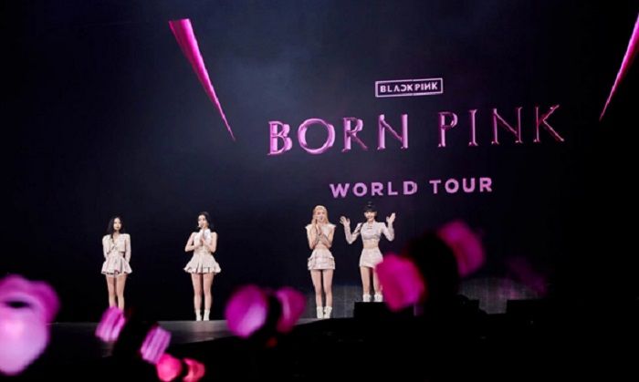Anggota BLACKPINK merasa sedih karena dalam waktu singkat harus berpisah dengan BLINK.*  