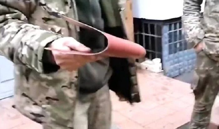 Pelindung anti peluru pasukan Vladimir Putin sangat tidak layak sehingga dengan mudaha dibengkokkann oleh tentara Ukraina.*  