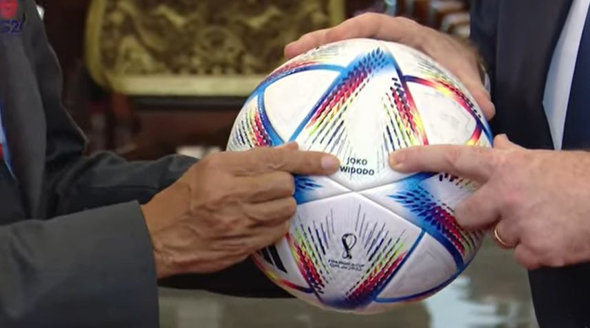 Presiden Jokowi juga menerima cendera mata dari Presiden FIFA Gianni Infantino berupa bola dengan tanda khusus nama JOKO WIDODO.