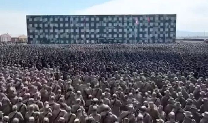 Gambar video konon menunjukkan ribuan tentara Chechnya yang dikirimkan ke perang Ukraina.*  