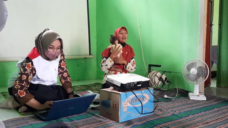 Bidan Desa Binorong, Bawang, Banjarnegara, Saras Widyaningrum AMd.Keb memberi materi di Kelas Ibu Hamil Desa Binorong dengan media alat peraga berupa boneka bayi.
