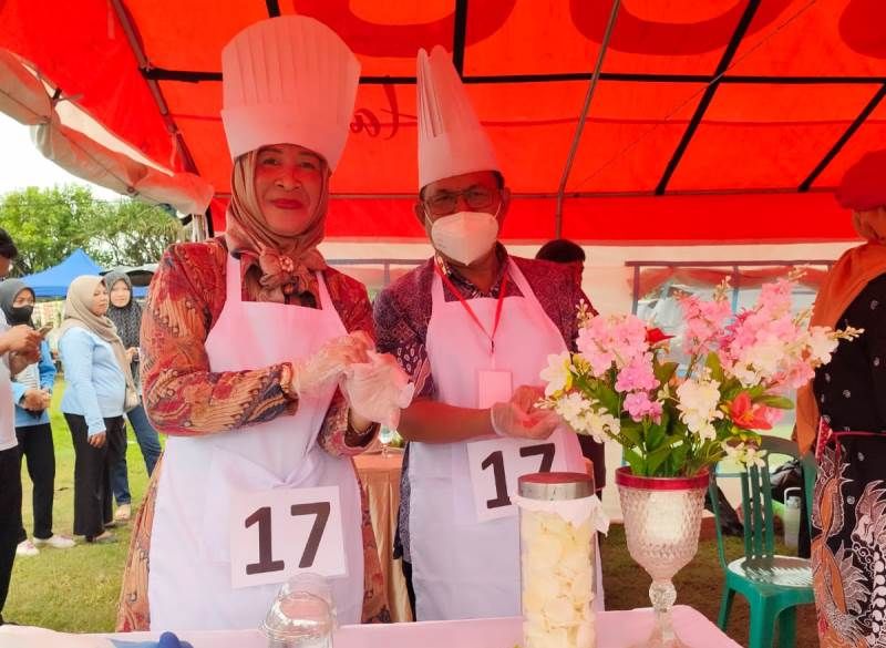 Inspektur Apip Winayadi dan istri peraih juara 1 lomba memasak kreasi nasi goreng Bupati Cup 2022.