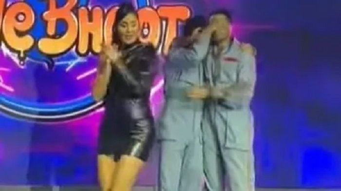 Katrina Kaif, Ishaan Khatter dan Siddhant Chaturvedi menari untuk lagu Kinna Sona Lagda di film Phone Bhoot.*  